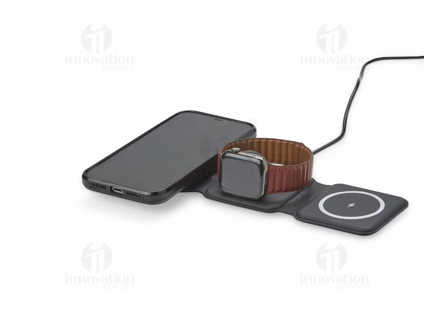 Carregador via Indução 3 em 1 em cor preta, com base para celular e smartwatch integradas.