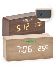 Relógio despertador com painel LED mostrando a hora e a temperatura ambiente. Cor prata e design moderno.