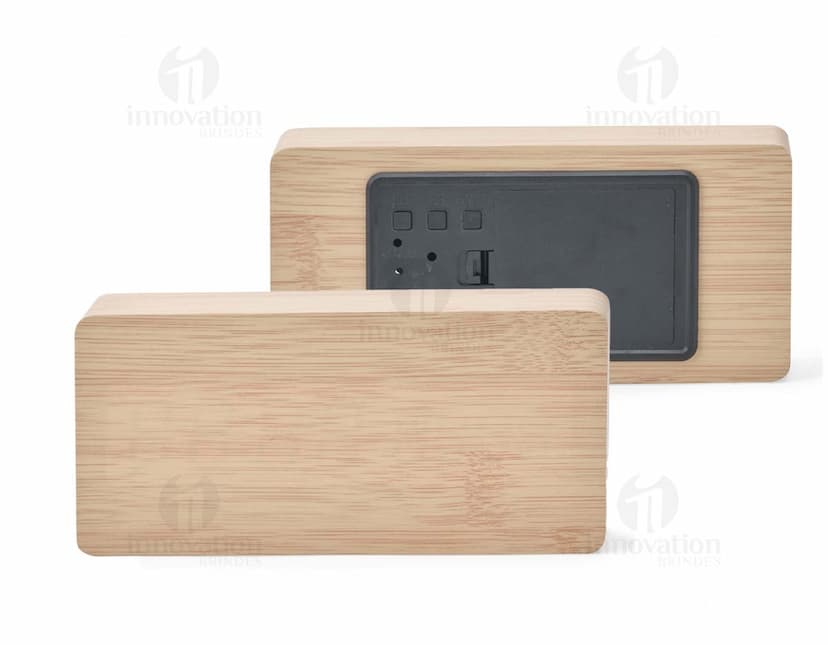 Relógio despertador com painel LED mostrando a hora e a temperatura ambiente. Cor prata e design moderno.