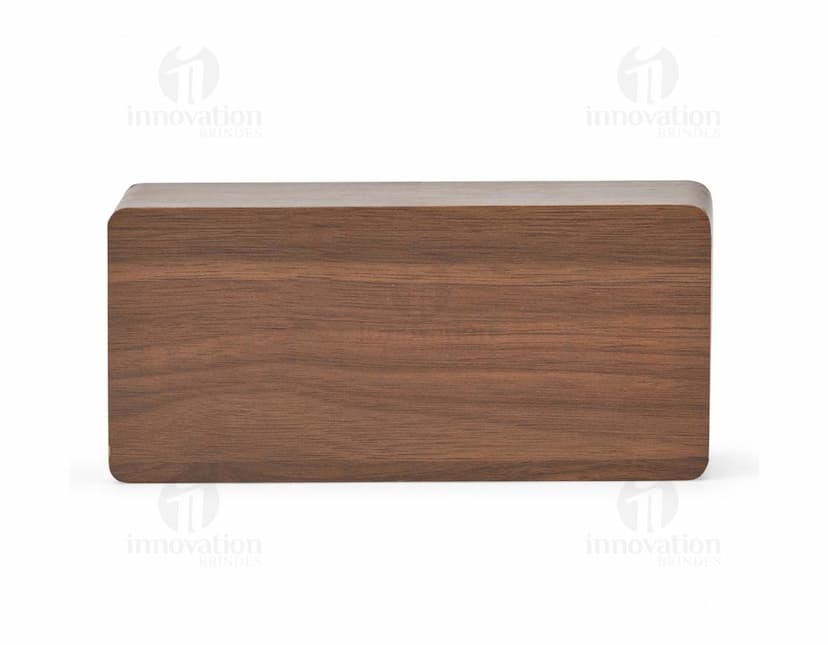 Relógio despertador com painel LED mostrando a hora e a temperatura ambiente. Cor prata e design moderno.