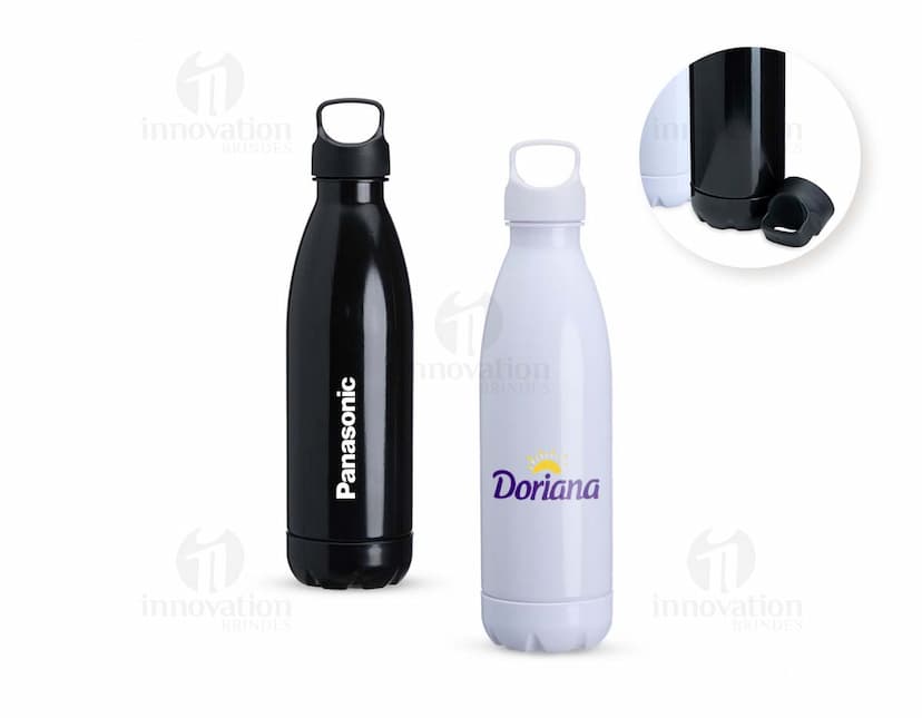Garrafa Plástica 680ml transparente com tampa de rosca azul.
