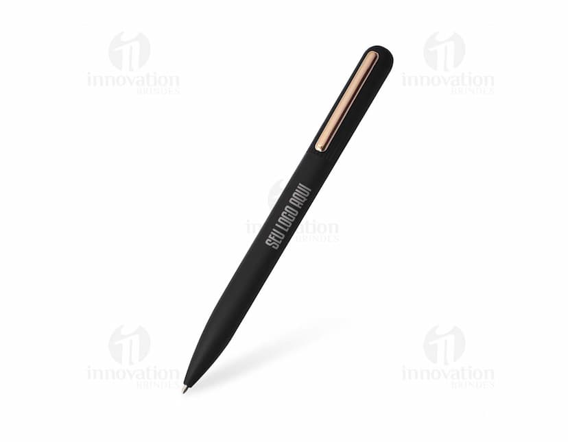 Caneta metálica prateada com detalhes em metal dourado e tinta azul.