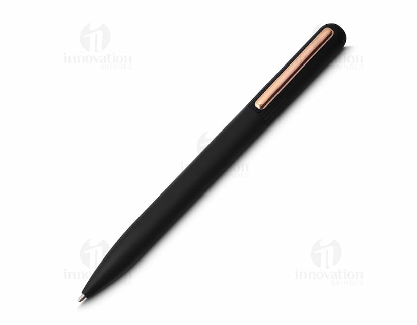 Caneta metálica prateada com detalhes em metal dourado e tinta azul.