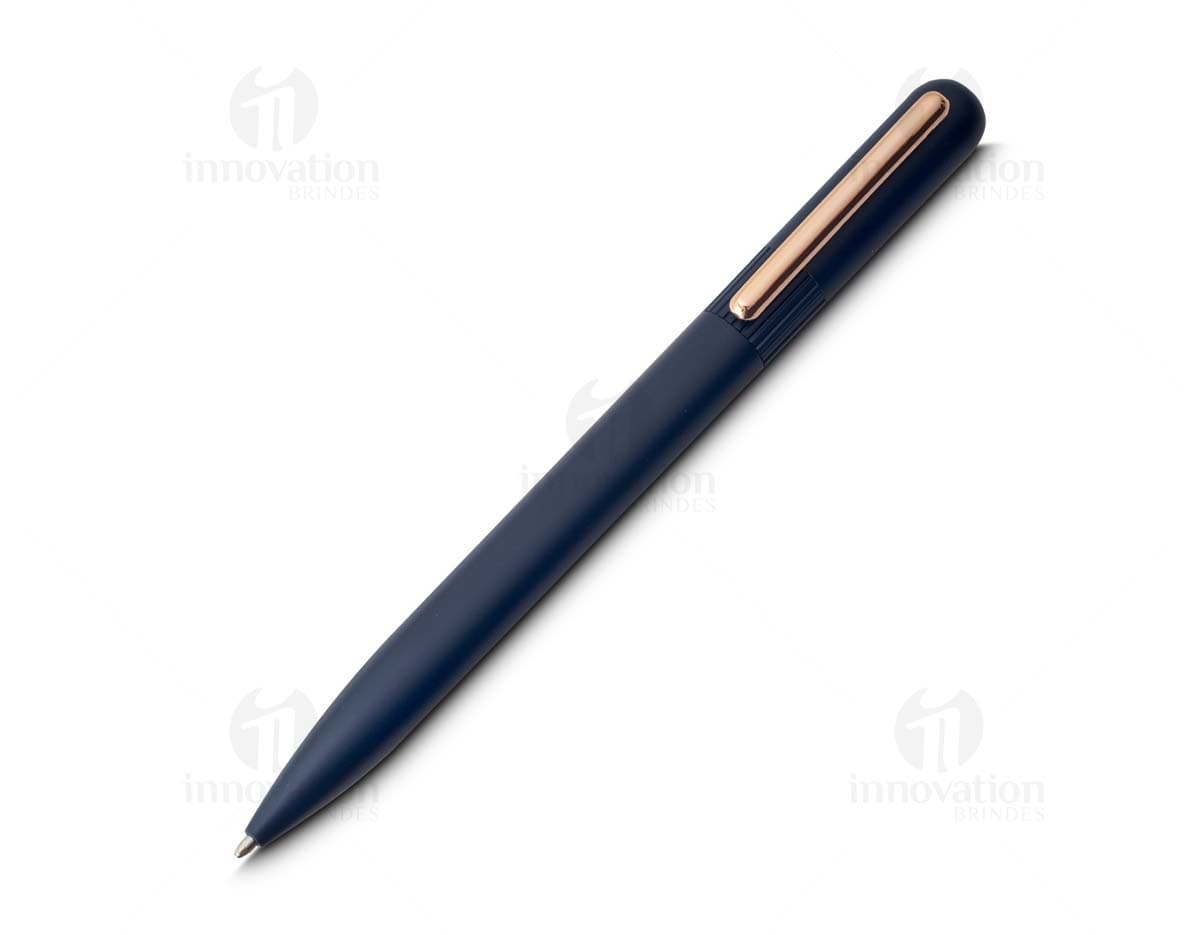 Caneta metálica prateada com detalhes em metal dourado e tinta azul.