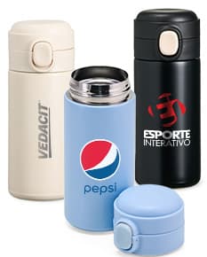 Garrafa Térmica 320ml na cor azul, com tampa rosqueável e design moderno. Está sobre uma mesa de madeira ao lado de uma xícara de café e um livro aberto.