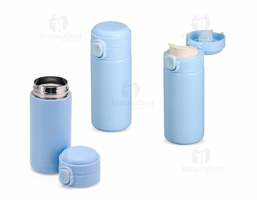 Garrafa Térmica 320ml na cor azul, com tampa rosqueável e design moderno. Está sobre uma mesa de madeira ao lado de uma xícara de café e um livro aberto.