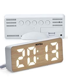 Relógio Despertador LED preto com display digital mostrando a hora e a temperatura ambiente.
