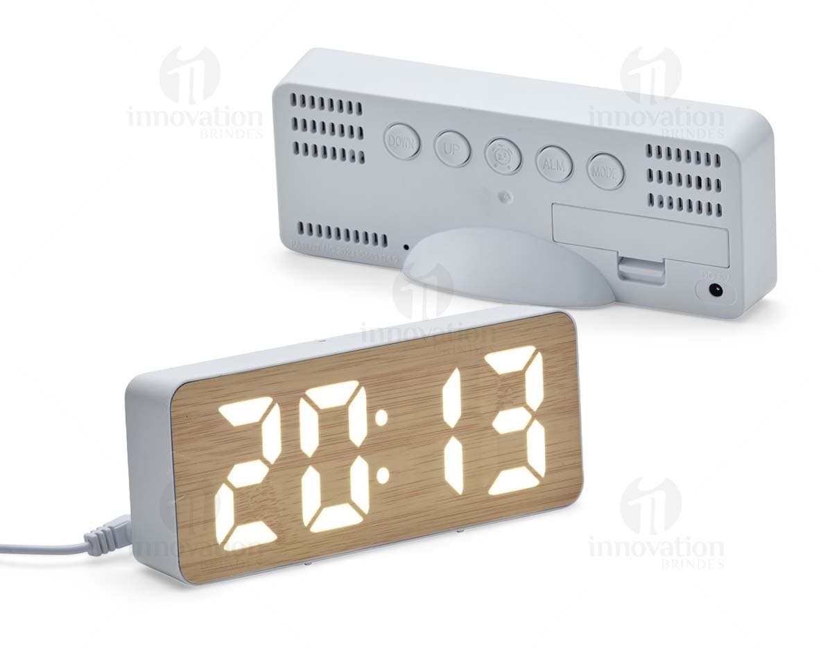 Relógio Despertador LED preto com display digital mostrando a hora e a temperatura ambiente.