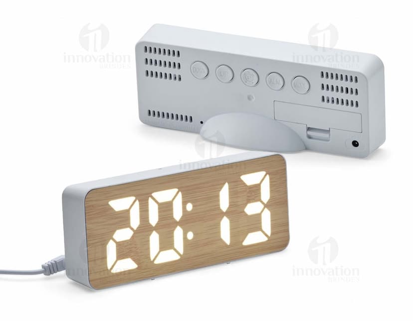 Relógio Despertador LED preto com display digital mostrando a hora e a temperatura ambiente.