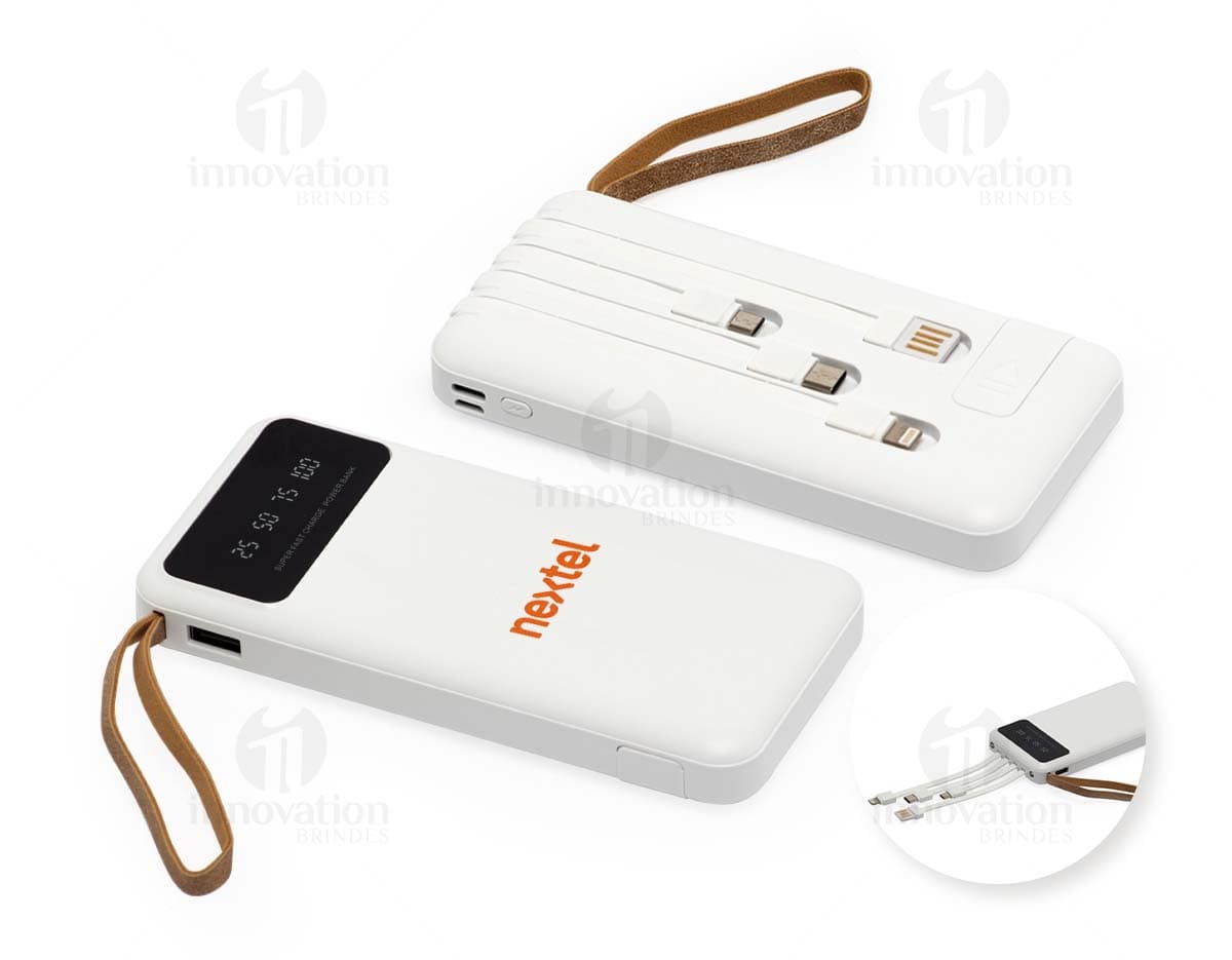 Power Bank 10.000mAh preto com entrada USB e indicador de carga, em fundo branco.