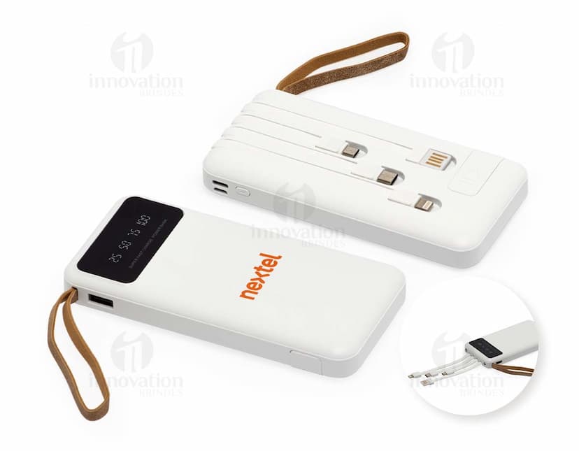 Power Bank 10.000mAh preto com entrada USB e indicador de carga, em fundo branco.