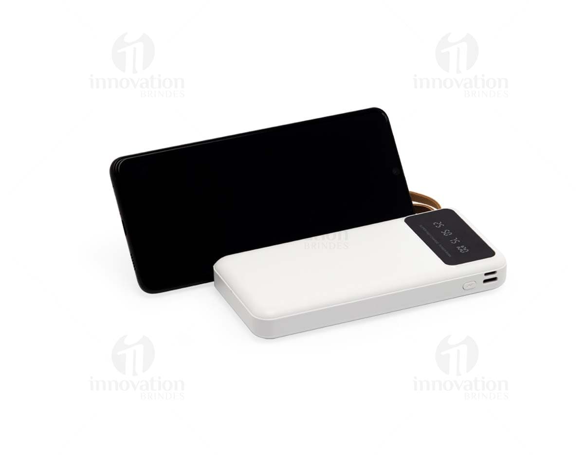 Power Bank 10.000mAh preto com entrada USB e indicador de carga, em fundo branco.