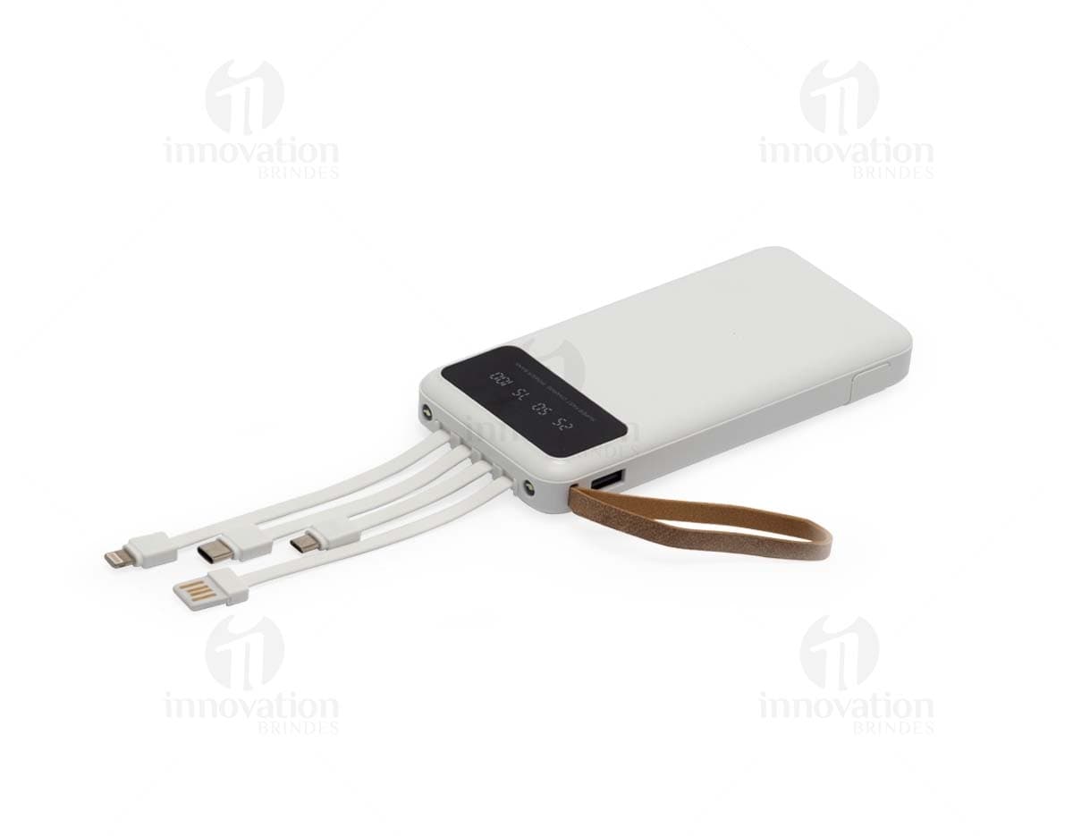 Power Bank 10.000mAh preto com entrada USB e indicador de carga, em fundo branco.