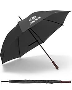 Guarda-chuva em poliéster 190T na cor azul, dobrado e fechado sobre fundo branco.