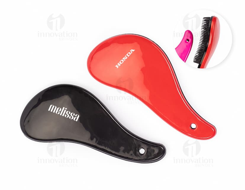 Uma imagem do produto Escova Mágica, com design moderno e cerdas firmes para pentear os cabelos com facilidade.