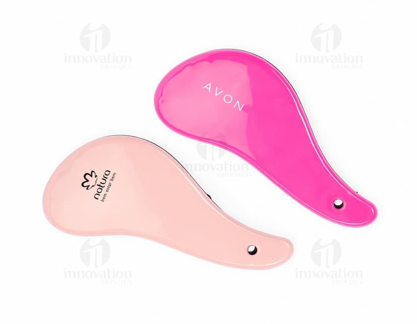 Uma imagem do produto Escova Mágica, com design moderno e cerdas firmes para pentear os cabelos com facilidade.