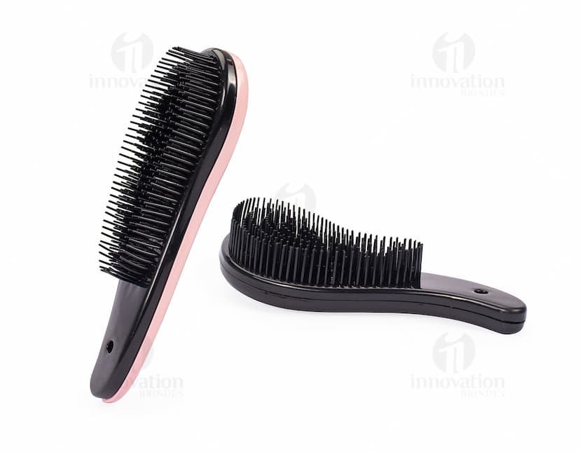 Uma imagem do produto Escova Mágica, com design moderno e cerdas firmes para pentear os cabelos com facilidade.