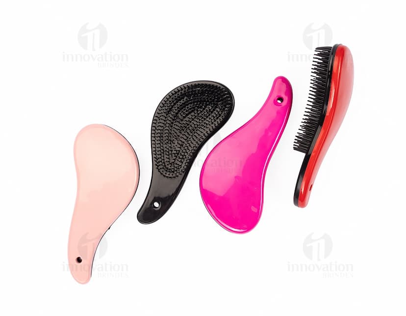 Uma imagem do produto Escova Mágica, com design moderno e cerdas firmes para pentear os cabelos com facilidade.