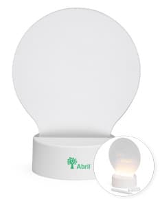 Luminária de mesa com design moderno, feita em metal e com iluminação de LED ajustável.