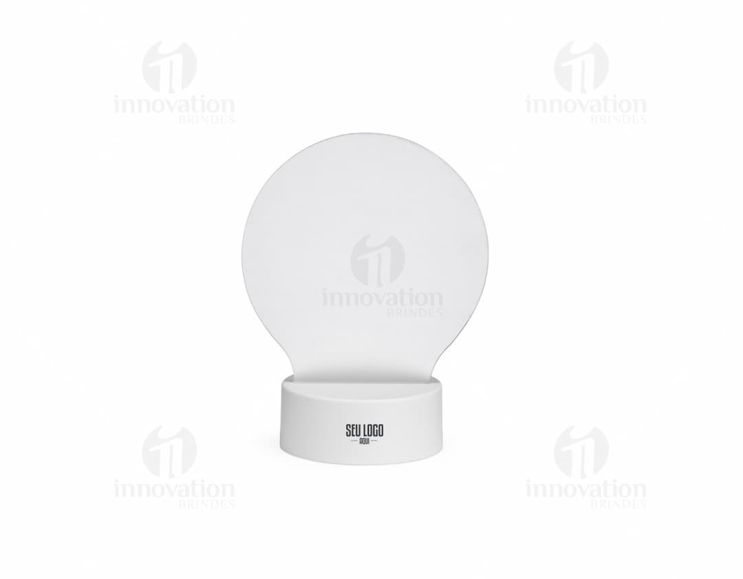 Luminária de mesa com design moderno, feita em metal e com iluminação de LED ajustável.