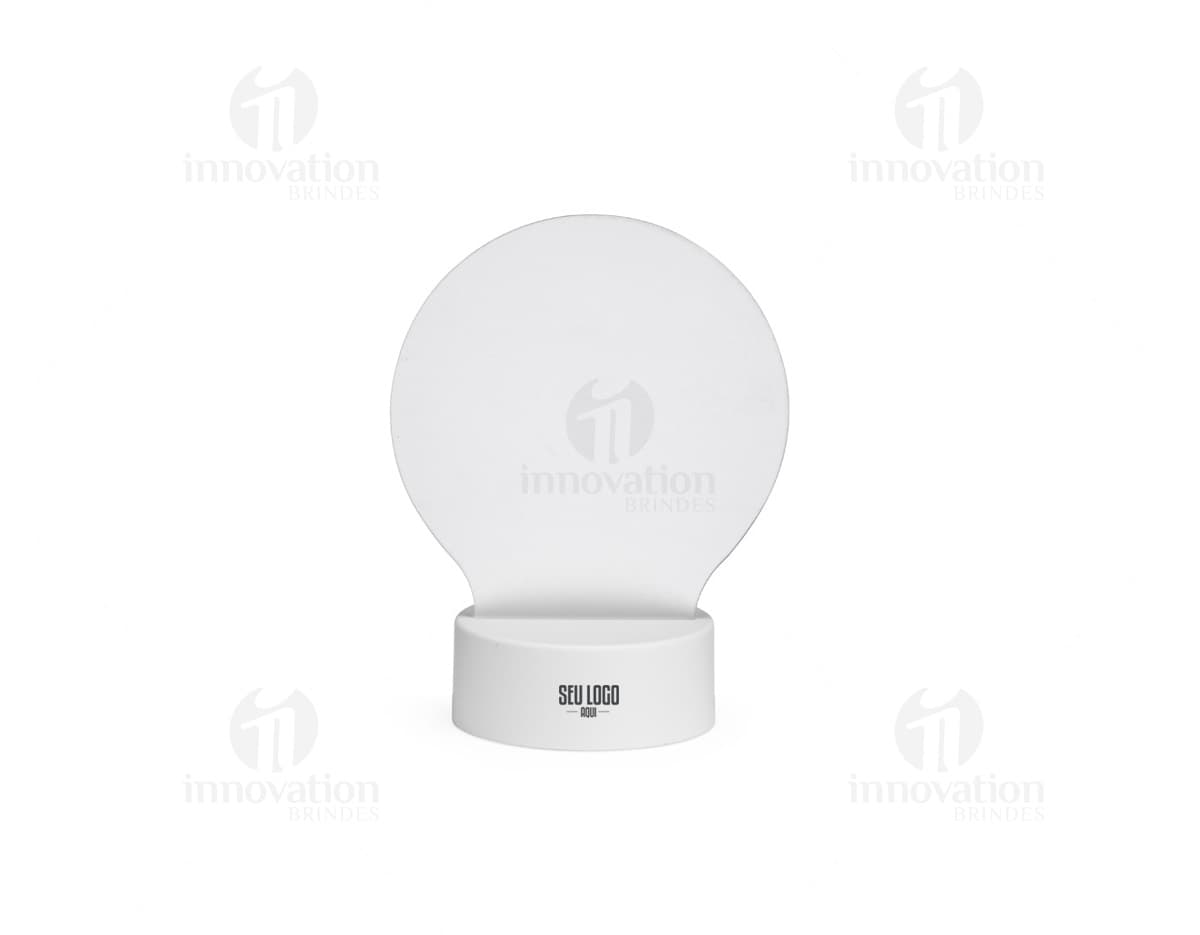Luminária de mesa com design moderno, feita em metal e com iluminação de LED ajustável.