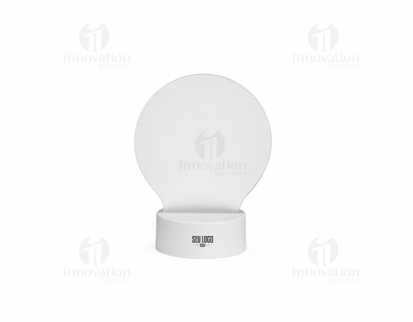 Luminária de mesa com design moderno, feita em metal e com iluminação de LED ajustável.