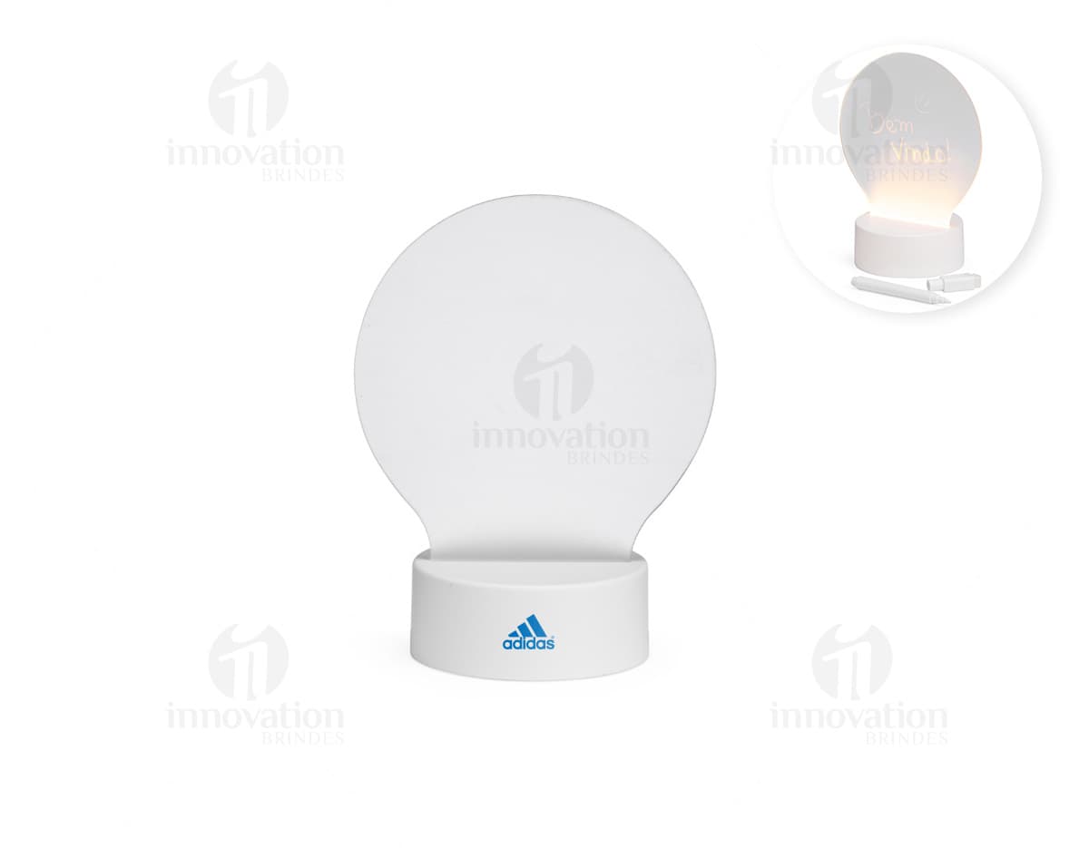Luminária de mesa com design moderno, feita em metal e com iluminação de LED ajustável.