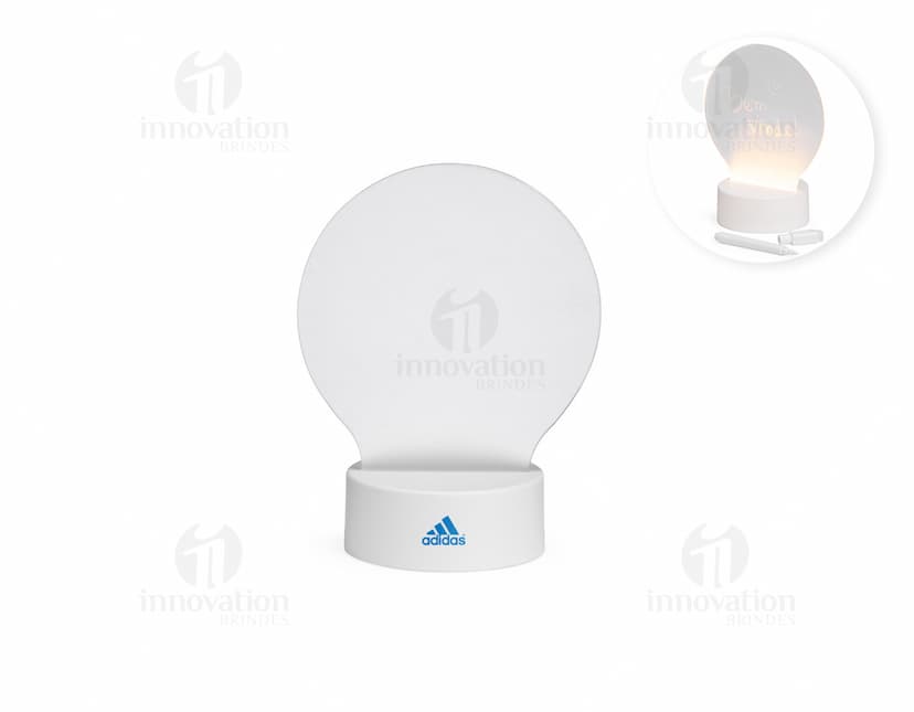 Luminária de mesa com design moderno, feita em metal e com iluminação de LED ajustável.