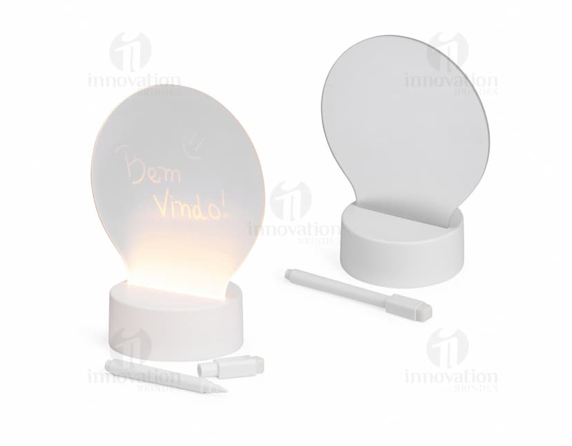 Luminária de mesa com design moderno, feita em metal e com iluminação de LED ajustável.