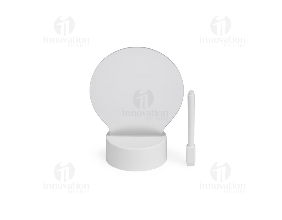 Luminária de mesa com design moderno, feita em metal e com iluminação de LED ajustável.