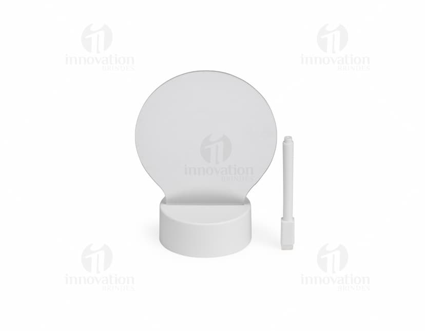 Luminária de mesa com design moderno, feita em metal e com iluminação de LED ajustável.