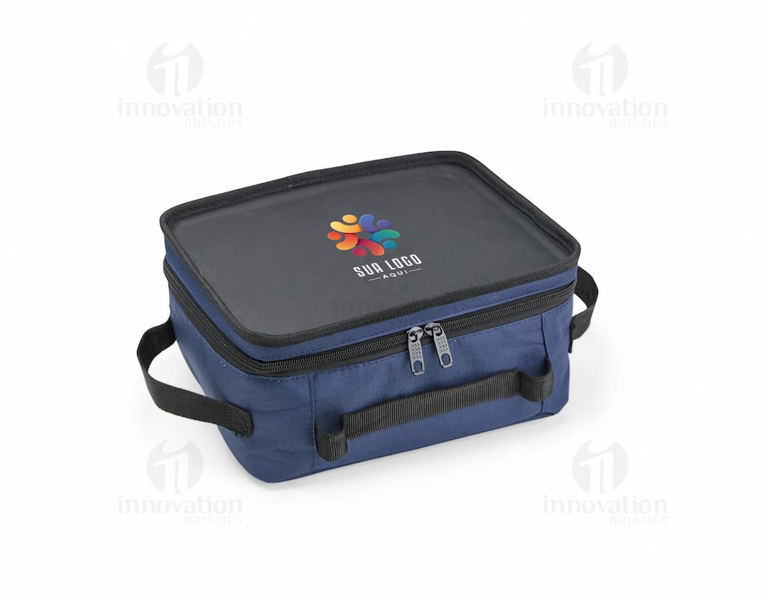 Bolsa térmica de 5 litros na cor azul, com alça de mão e fechamento em zíper. Ideal para transporte de alimentos e bebidas mantendo a temperatura.