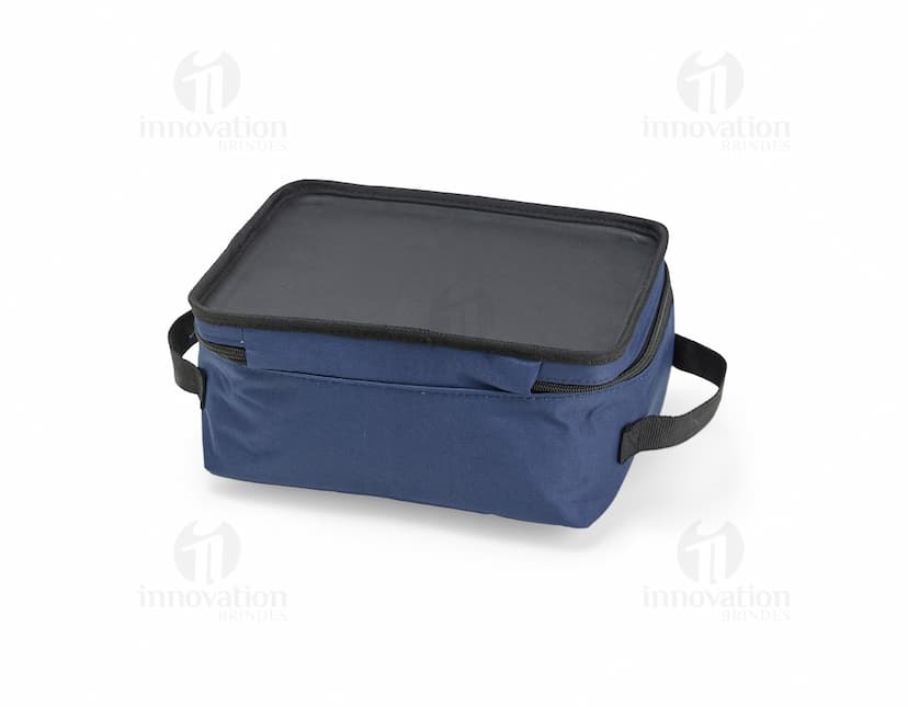 Bolsa térmica de 5 litros na cor azul, com alça de mão e fechamento em zíper. Ideal para transporte de alimentos e bebidas mantendo a temperatura.
