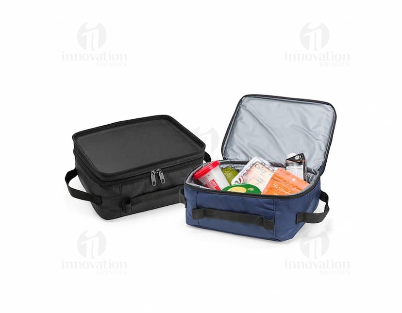 Bolsa térmica de 5 litros na cor azul, com alça de mão e fechamento em zíper. Ideal para transporte de alimentos e bebidas mantendo a temperatura.