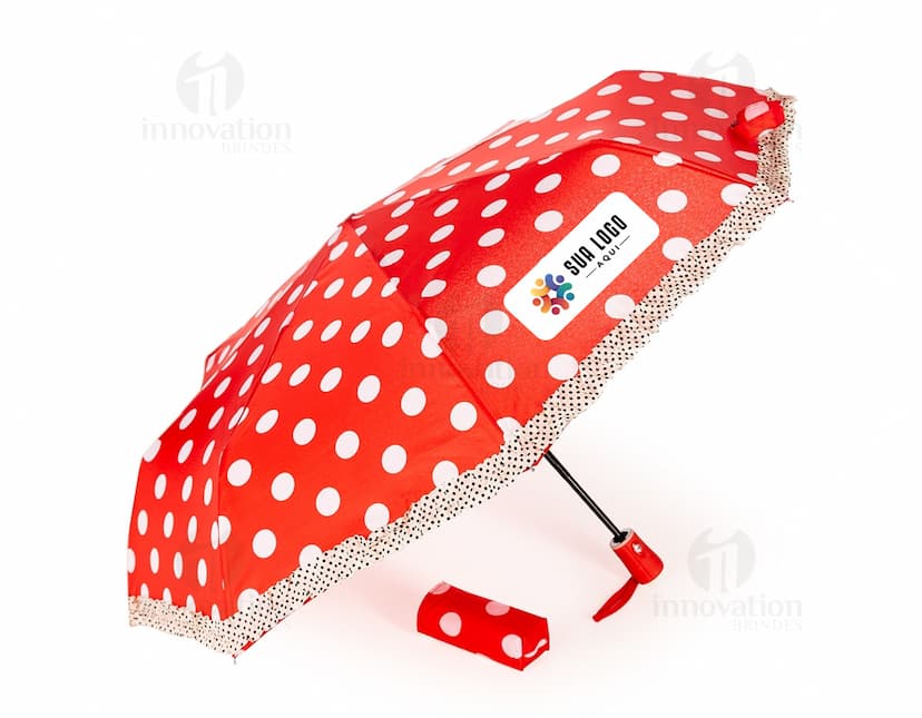 Guarda-chuva automático aberto em um dia chuvoso.