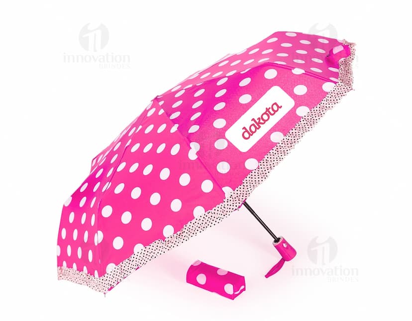 Guarda-chuva automático aberto em um dia chuvoso.
