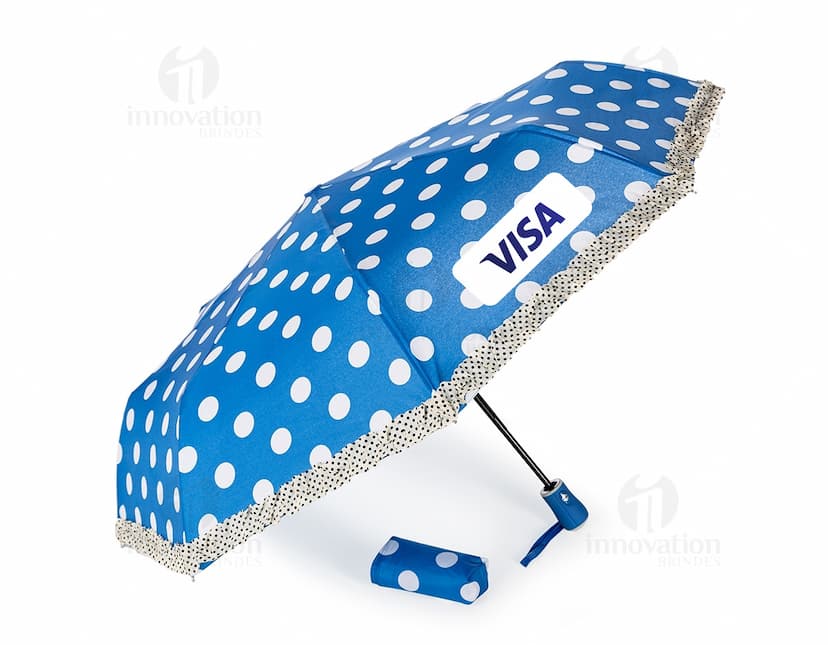 Guarda-chuva automático aberto em um dia chuvoso.