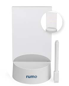 Luminária LED de mesa em formato de arco, com base de metal cromado e braço flexível ajustável. A lâmpada LED é na cor branca, proporcionando uma iluminação suave e direcionada.