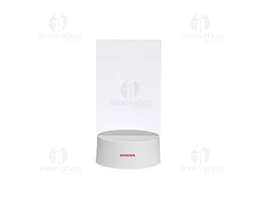 Luminária LED de mesa em formato de arco, com base de metal cromado e braço flexível ajustável. A lâmpada LED é na cor