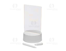 Luminária LED de mesa em formato de arco, com base de metal cromado e braço flexível ajustável. A lâmpada LED é na cor