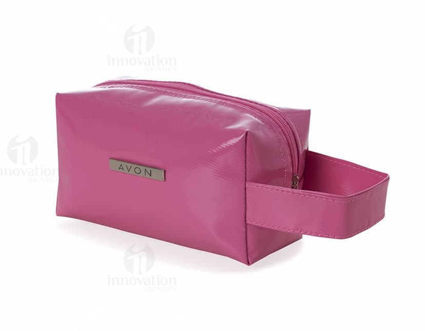 Nécessaire Vinil Impermeável em cor rosa claro com fecho de zíper e alça lateral.