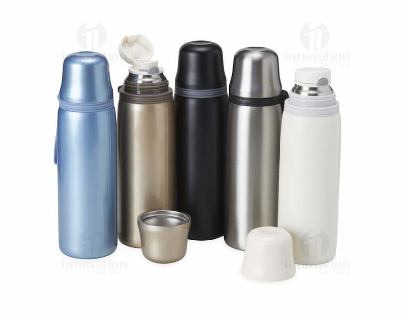 Garrafa térmica de 850ml em aço inoxidável com tampa de rosca e alça dobrável.