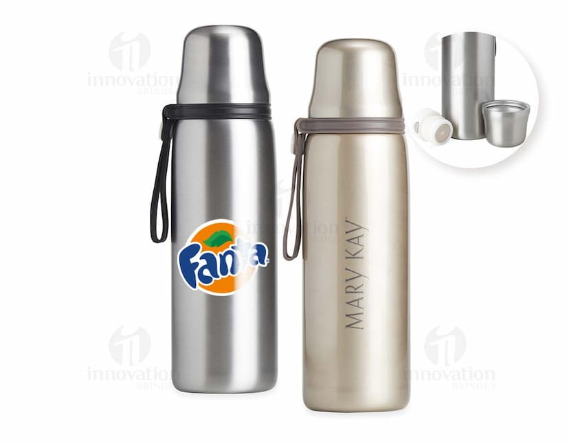 Garrafa térmica de 850ml em aço inoxidável com tampa de rosca e alça dobrável.