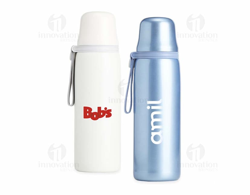 Garrafa térmica de 850ml em aço inoxidável com tampa de rosca e alça dobrável.