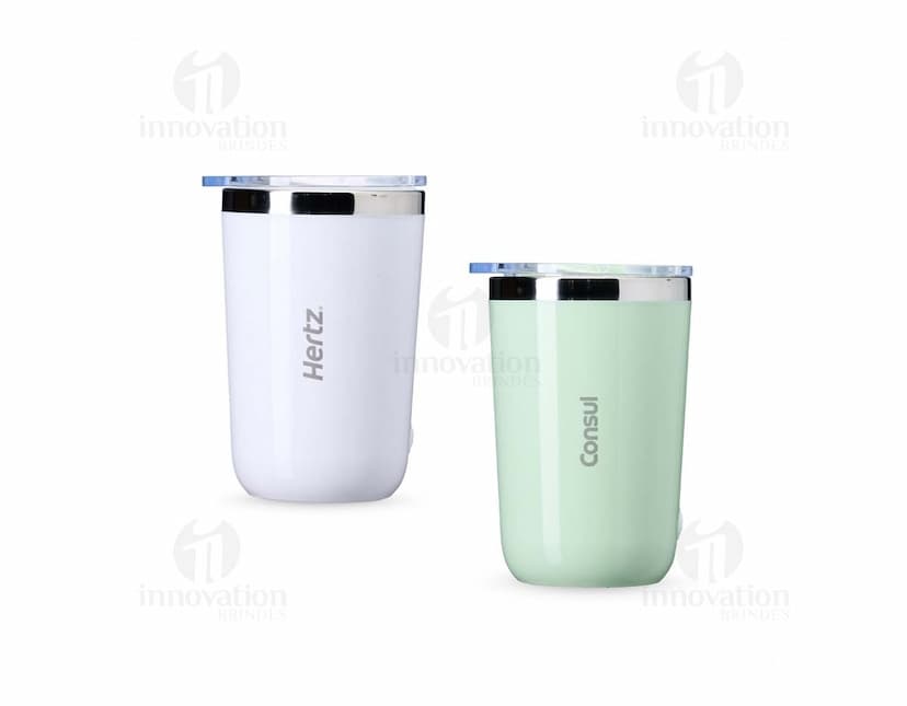 Copo com Misturador 300ml em cor azul transparente, com tampa de rosca e misturador interno.