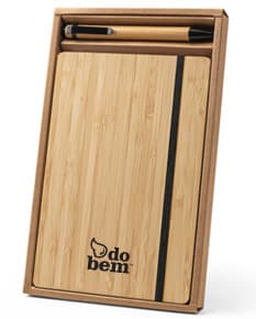 Kit de papelaria sustentável da marca Gaiman, composto por caderno, lápis e borracha, todos feitos com materiais reciclados.
