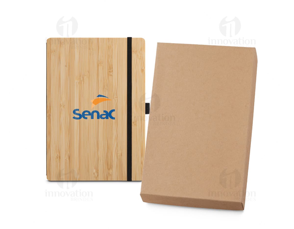 Kit de papelaria sustentável da marca Gaiman, composto por caderno, lápis e borracha, todos feitos com materiais reciclados.