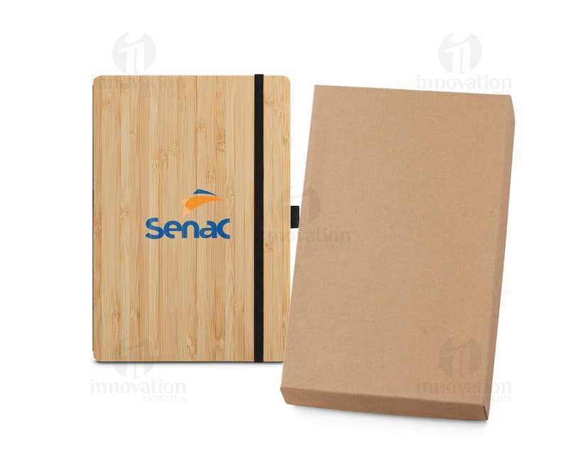 Kit de papelaria sustentável da marca Gaiman, composto por caderno, lápis e borracha, todos feitos com materiais reciclados.