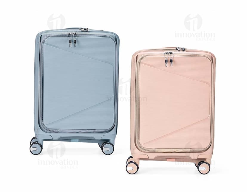 Mala de viagem de 36 litros na cor preta, feita de material resistente e com rodinhas para facilitar o transporte.