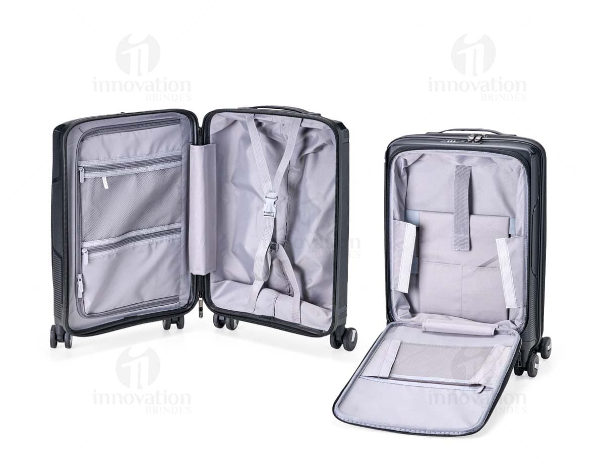 Mala de viagem de 36 litros na cor preta, feita de material resistente e com rodinhas para facilitar o transporte.